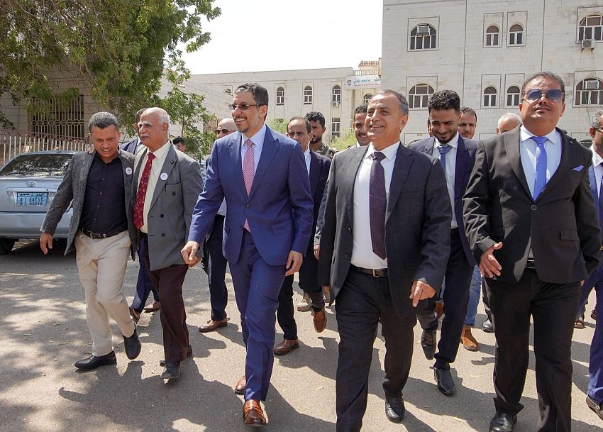 رئيس الوزراء #بن_مبارك يقوم بزيارة تفقدية الى كليتي الطب والصيدلة بجامعة عدن ويطلع على فعاليات أسبوع الطالب