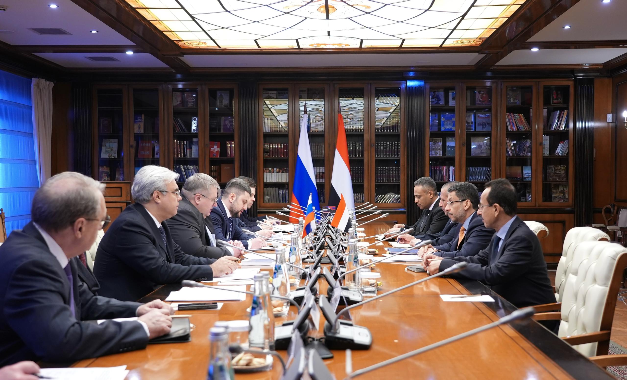 جلسة مباحثات رسمية يمنية-روسية في موسكو برئاسة رئيس الوزراء ونائب رئيس الوزراء الروسي