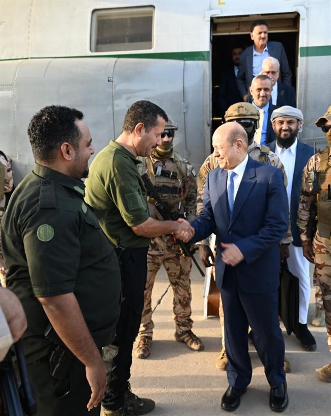 رئيس مجلس القيادة الرئاسي يعود الى العاصمة المؤقتة عدن